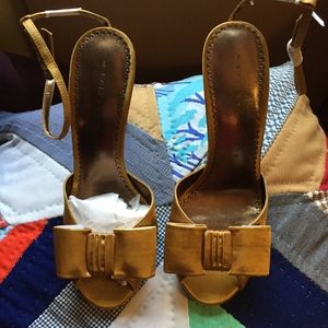 the perfect little mustard bow heel